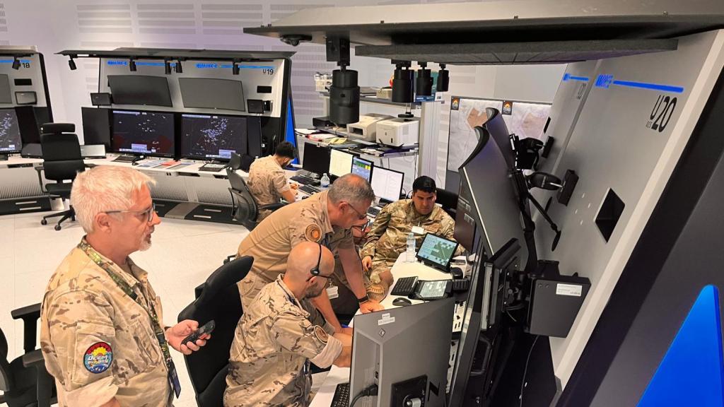 Personal del ECAO de Las Palmas, junto a controlador de la USAF (Fuerza Aérea de los Estados Unidos) de intercambio.