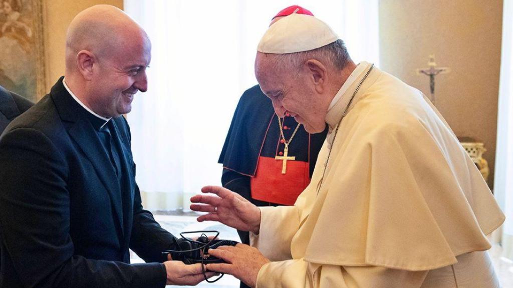 El Papa Francisco bendiciendo los cascos del Padre Guilherme.
