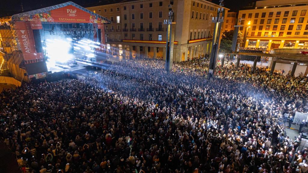 La Plaza del Pilar se marca un lleno para ver actuar al Padre Guilherme.