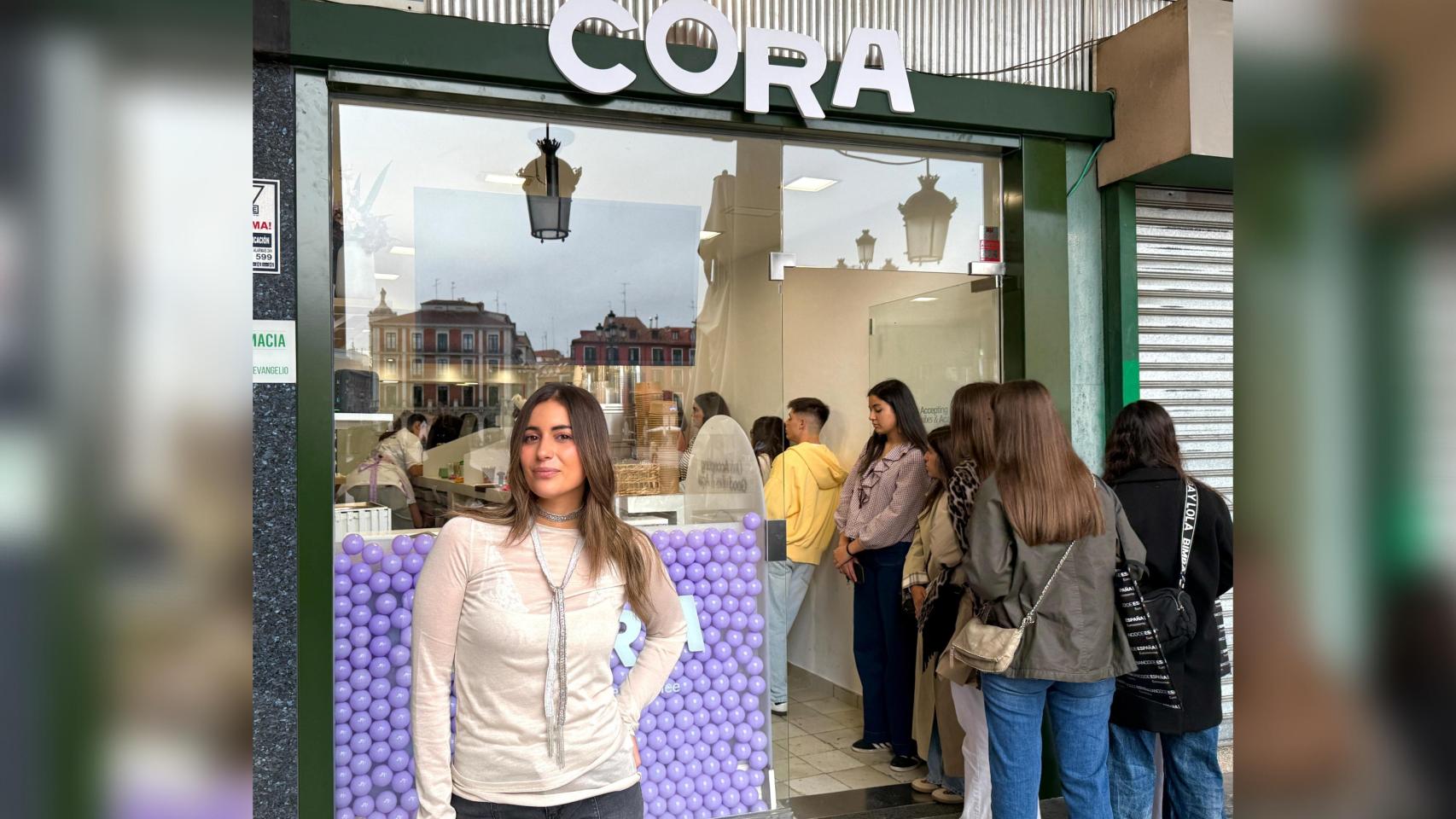 Paula Torío en la puerta de Cora Açaí