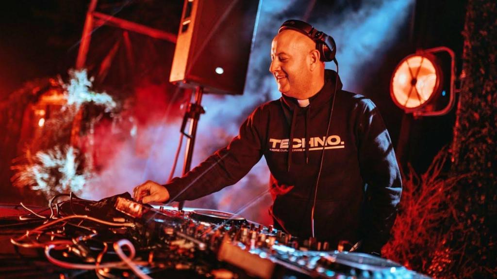 El Padre Guilherme durante una de sus actuaciones.