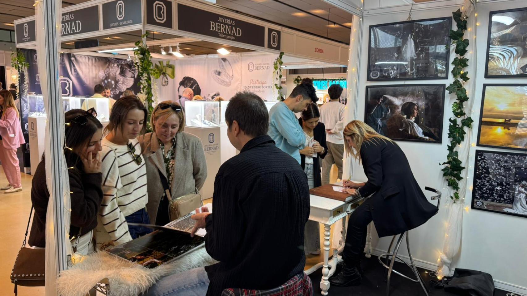 Personas en la feria Nupzial 2025.