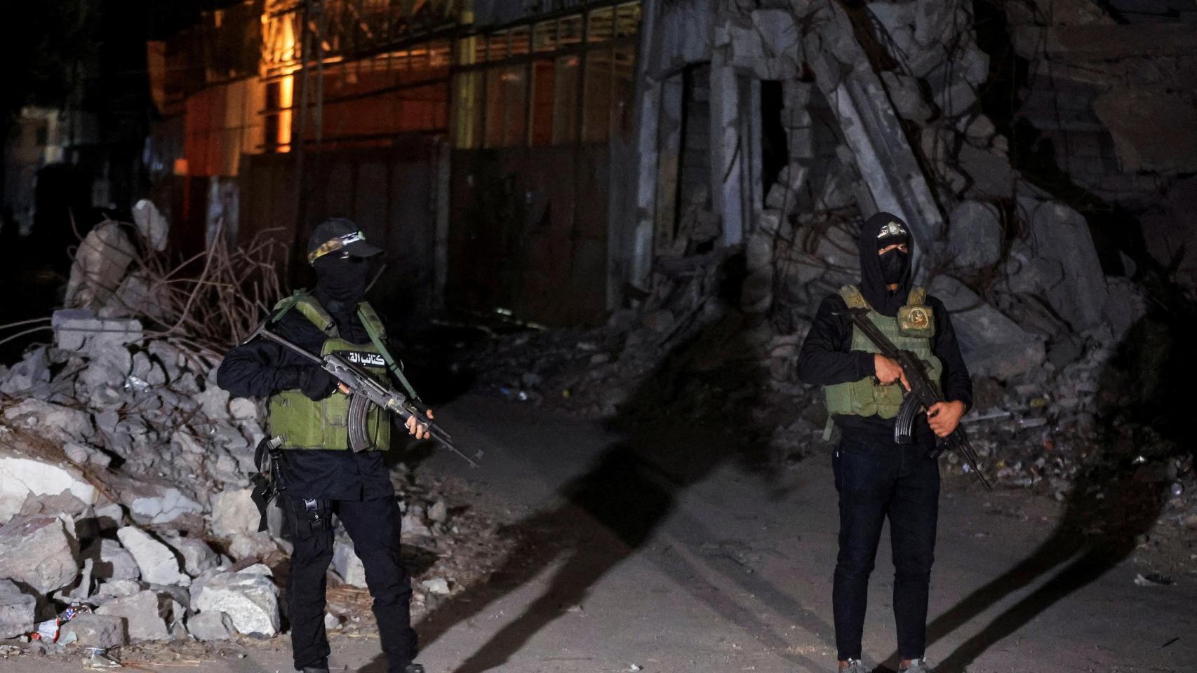 Dos milicianos de Hamas hacen guardia durante una de las entregas a la Cruz Roja de los cadáveres de rehenes israelíes.