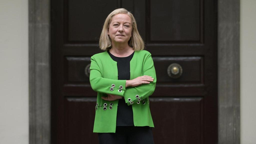 Oramas, condecorada por su oratoria y conocida por intervenciones breves y combativas en Madrid, posa para la cámara de EL ESPAÑOL en el patio del Parlamento de Canarias.