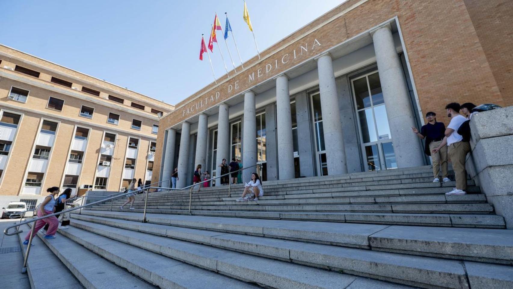 Fachada de la Facultad de Medicina de la Universidad Complutense.