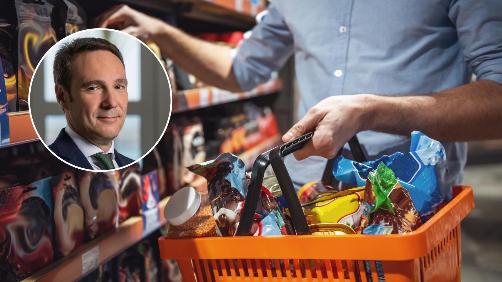 Imagen de una persona haciendo la compra y otra de Juan Antonio Pacheco.