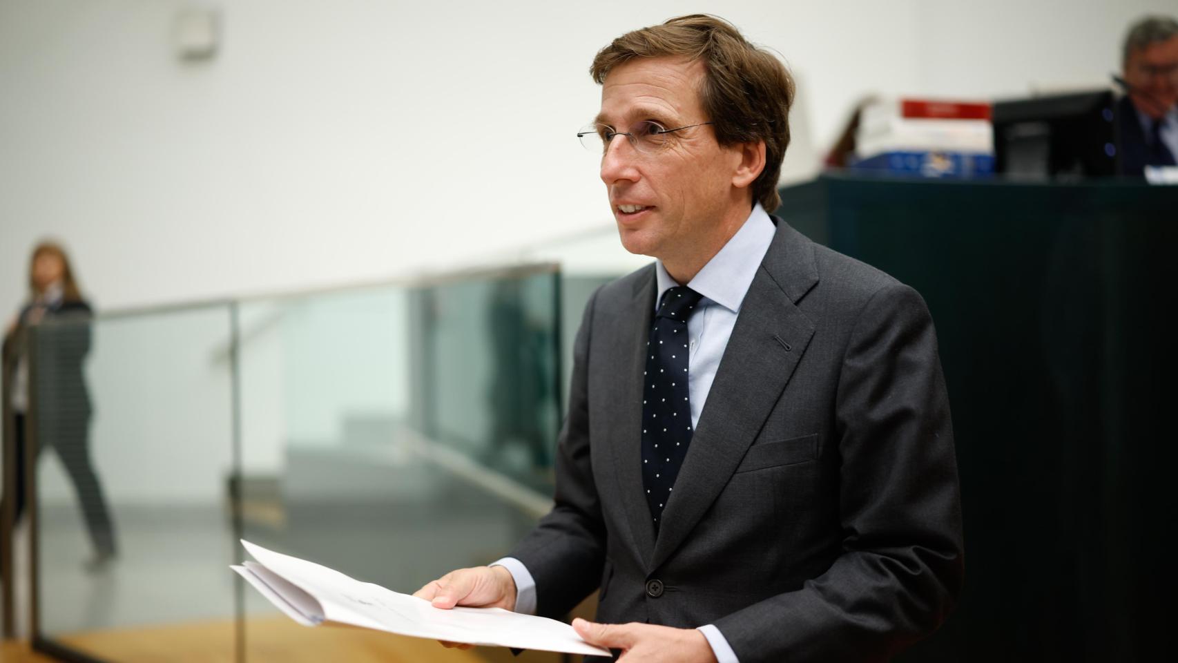 El alcalde de Madrid, José Luis Martínez-Almeida, durante el Pleno Extraordinario del Ayuntamiento de Madrid, en el Palacio de Cibeles este viernes 24 de octubre de 2025.