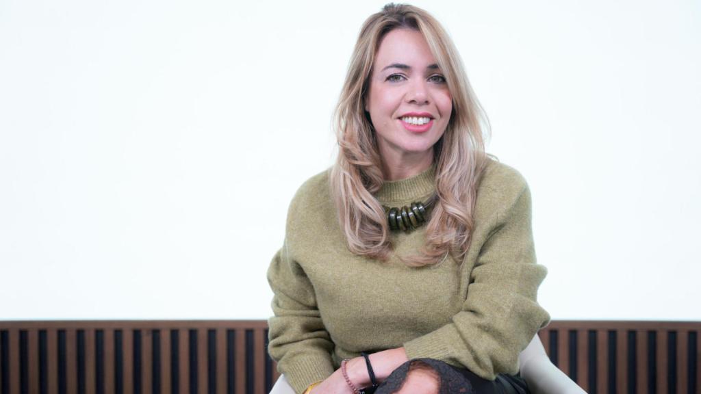 La directora de talento de Gravitta se sienta ante los micrófonos de 'Arréglate que nos vamos'.