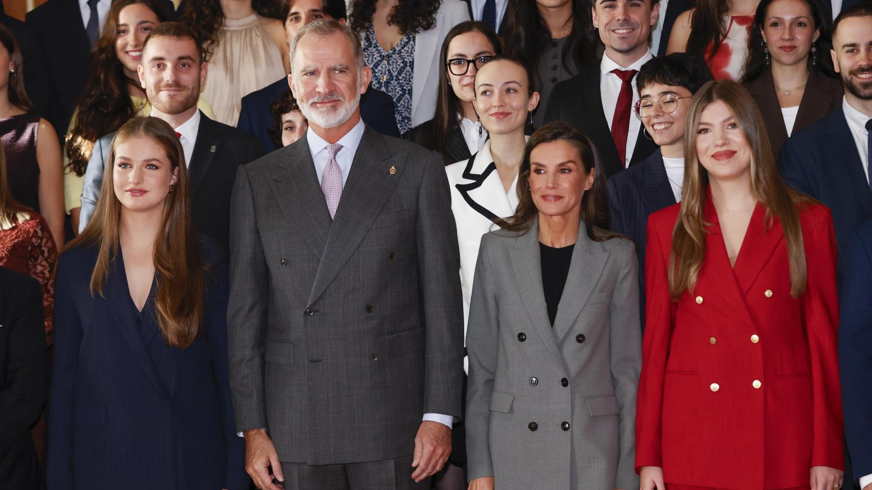 La Reina entra en el salón junto al Rey y sus hijas.