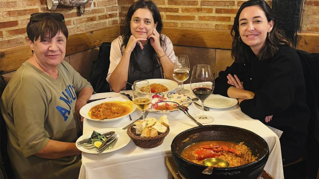 Blanca Portillo disfrutando del arroz con Bogavante en el Antiguo Merino