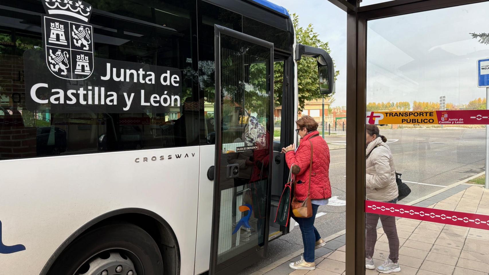 Usuarios montando a un autobús en Castilla y León
