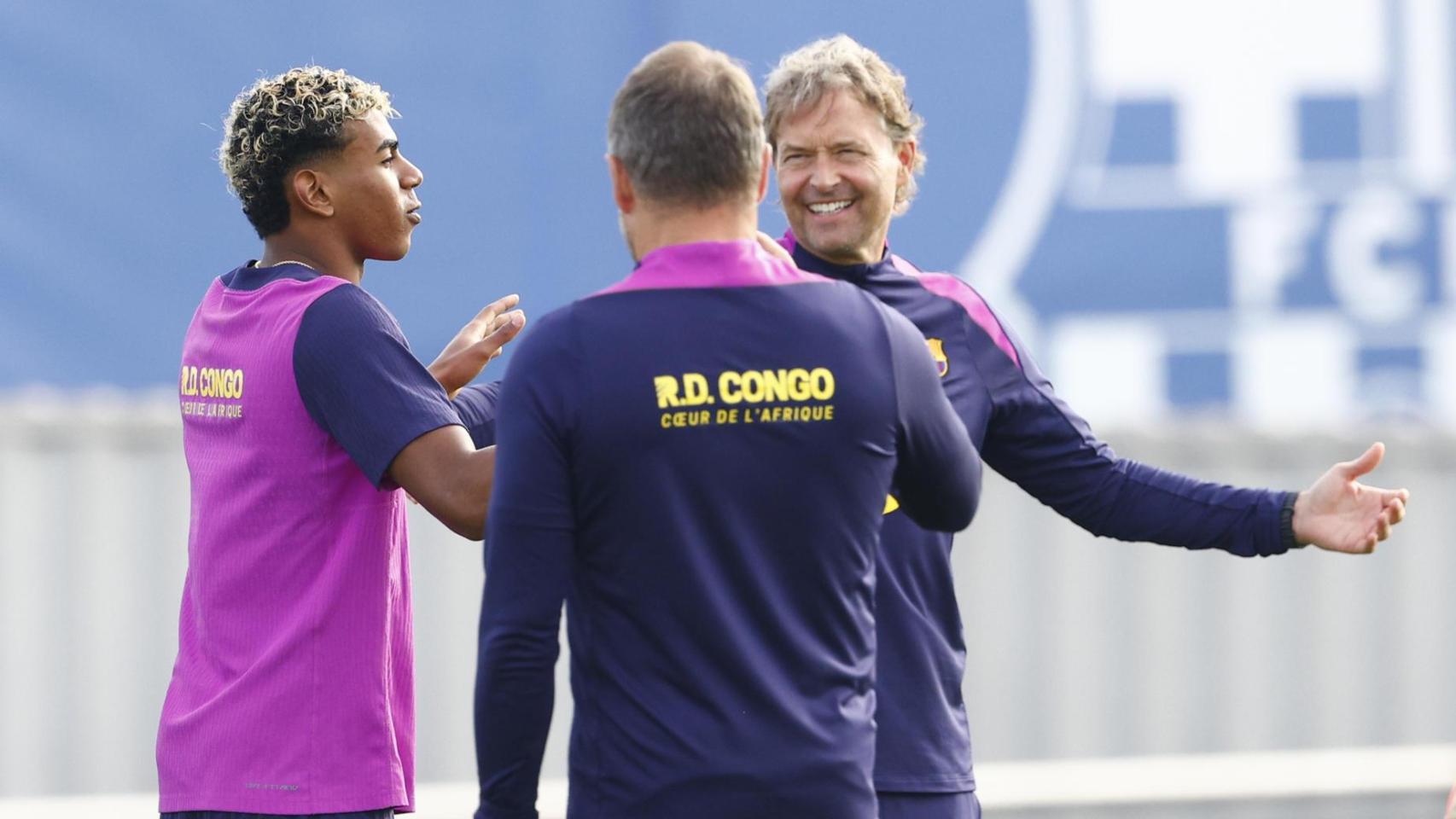 Marcus Sorg, junto a Flick, habla con Lamine Yamal