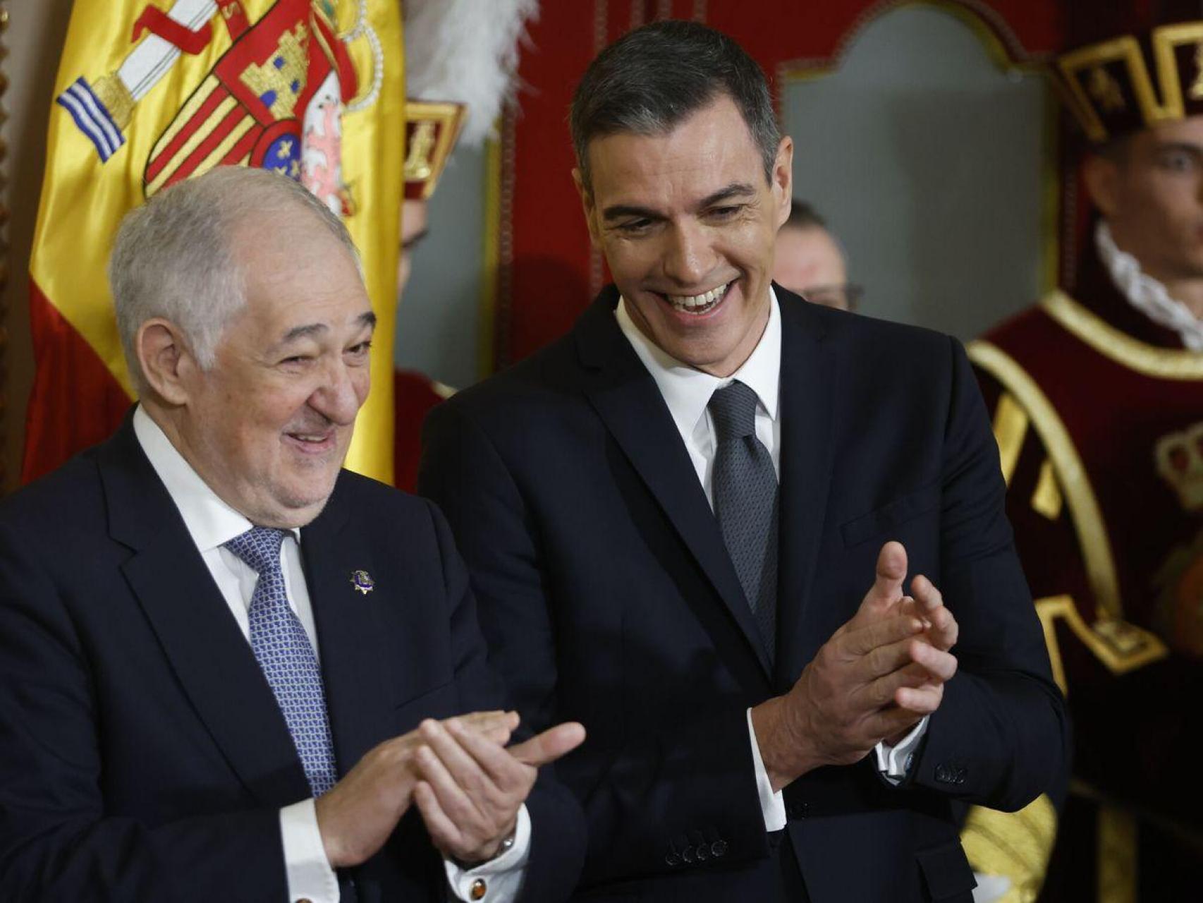 Pedro Sánchez junto al presidente del Tribunal Constitucional, Cándido Conde-Pumpido.
