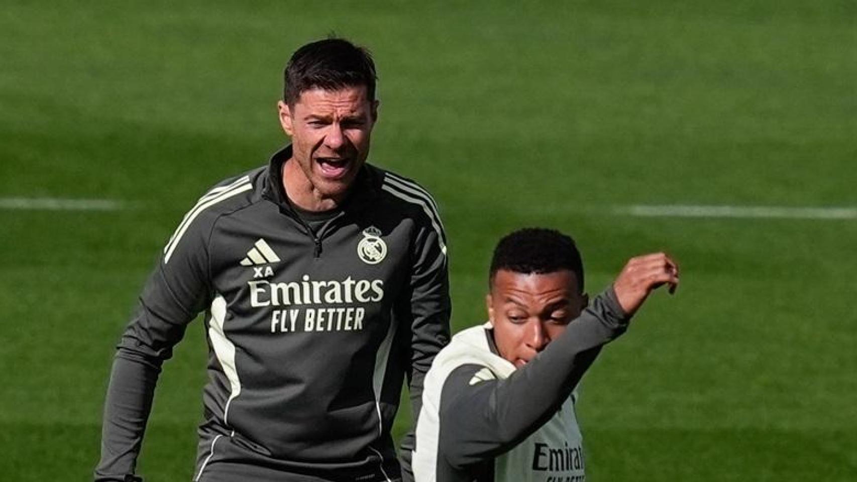 Xabi Alonso, dirigiendo el entrenamiento del Real Madrid
