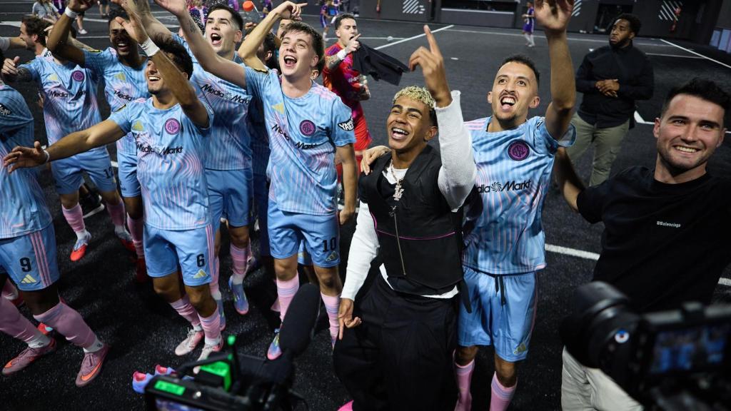 Lamine Yamal celebrando con los jugadores de La Capital la victoria contra el equipo de Ibai