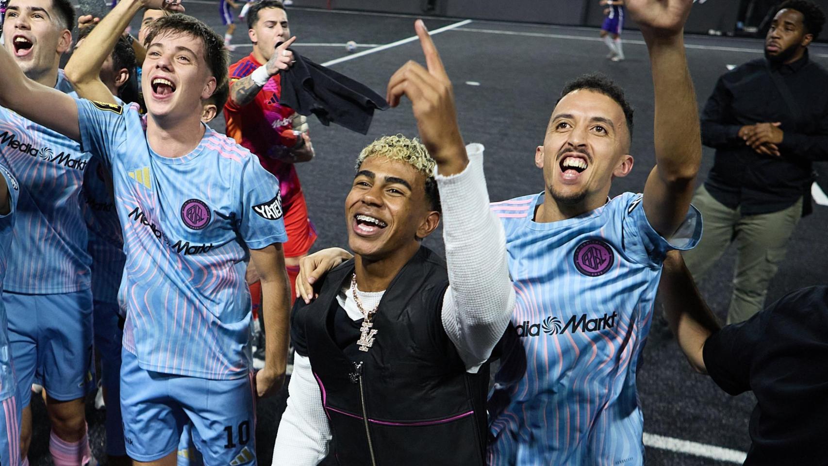 Lamine Yamal celebrando con los jugadores de La Capital la victoria contra el equipo de Ibai