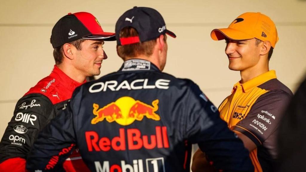 Álex Palou habla con Max Verstappen y Charles Leclerc.