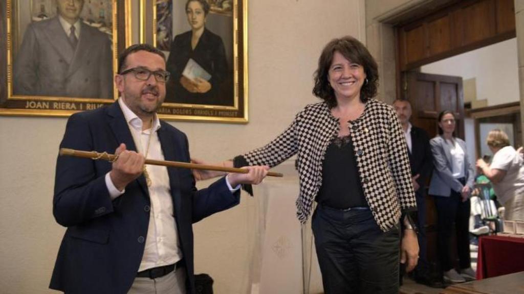 El alcalde de Vic, Albert Catells, con el bastón de mando, junto con la exregidora, Anna Erra.