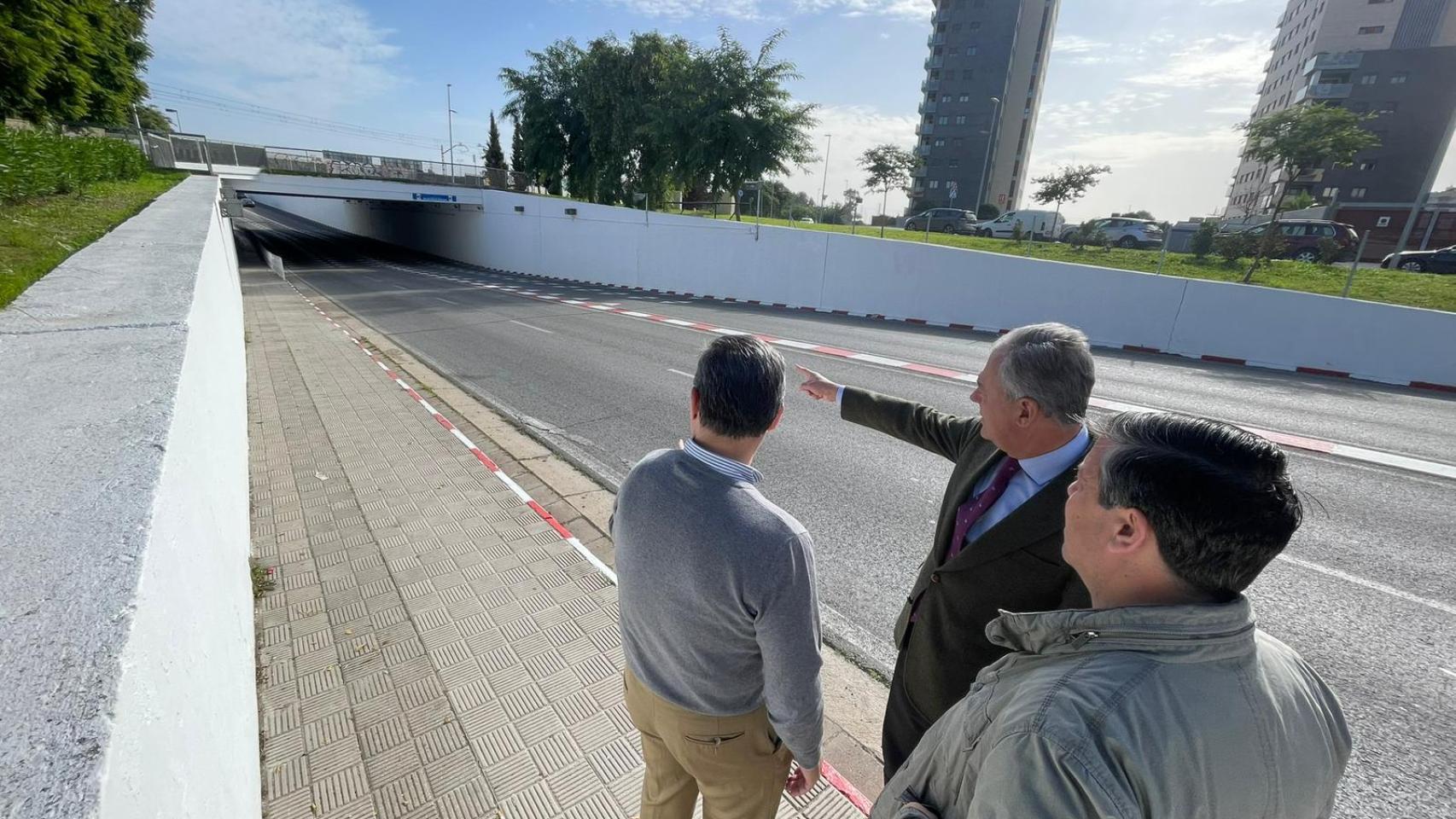 El alcalde de Sevilla en la Carretera de Su Eminencia.