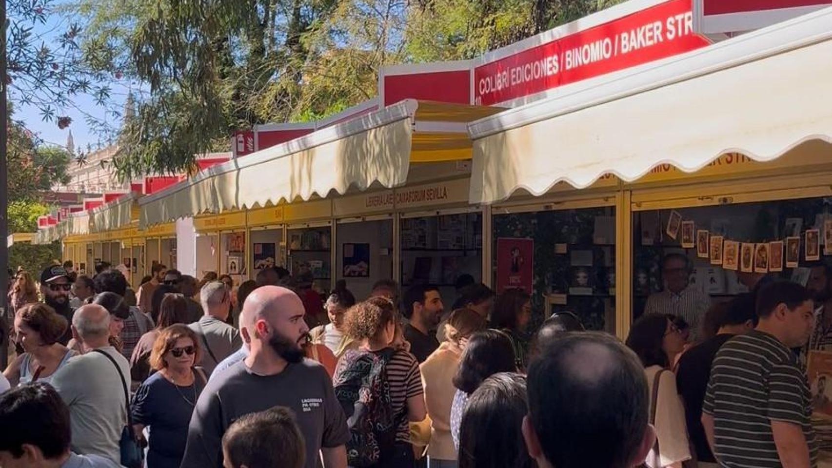 La Feria del Libro de Sevilla repleta de sevillanos disfrutando del buen tiempo.