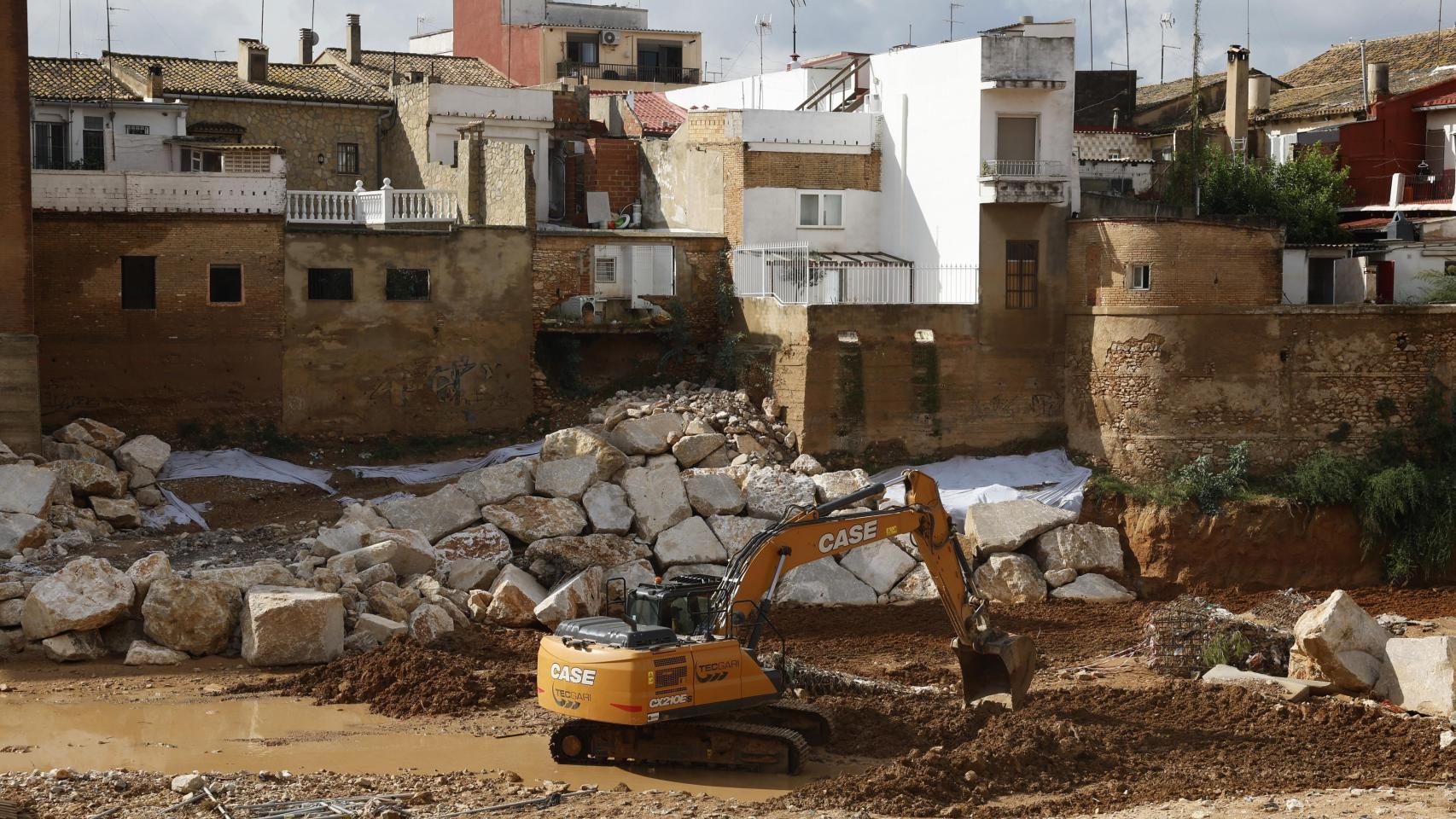 Maquinaria trabaja en el cauce del barraco del Poyo, a su paso por Paiporta. Efe / Chema Moya