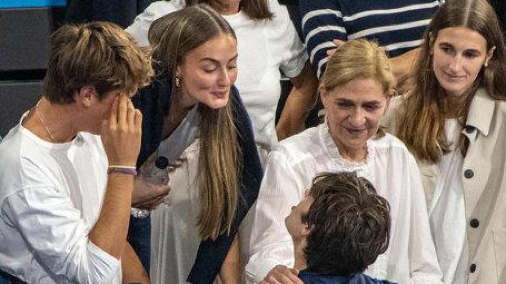 Pablo Urdangarin, apoyado por su pareja, Johanna Zott, y su madre, la infanta Cristina, en su último partido.
