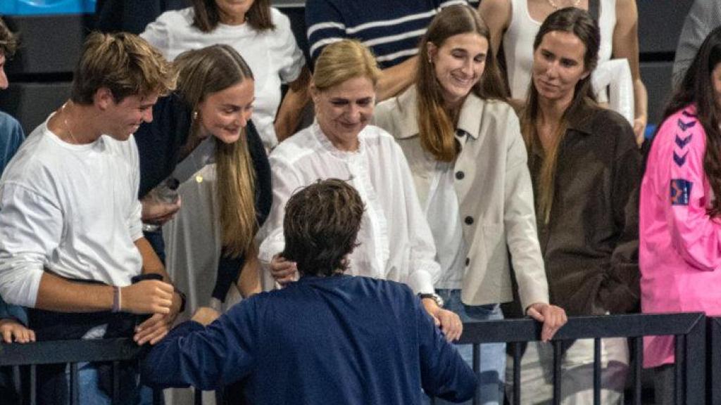 Johana Zott, pareja de Pablo Urdangarin, y su madre, la infanta Cristina, cubren al jugador en uno de sus eventos deportivos.