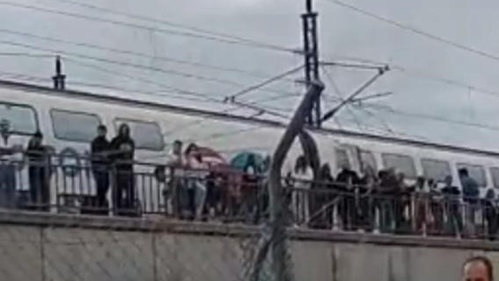 Pasajeros esperando a un segundo tren tras la avería de un Ouigo en Ballobar