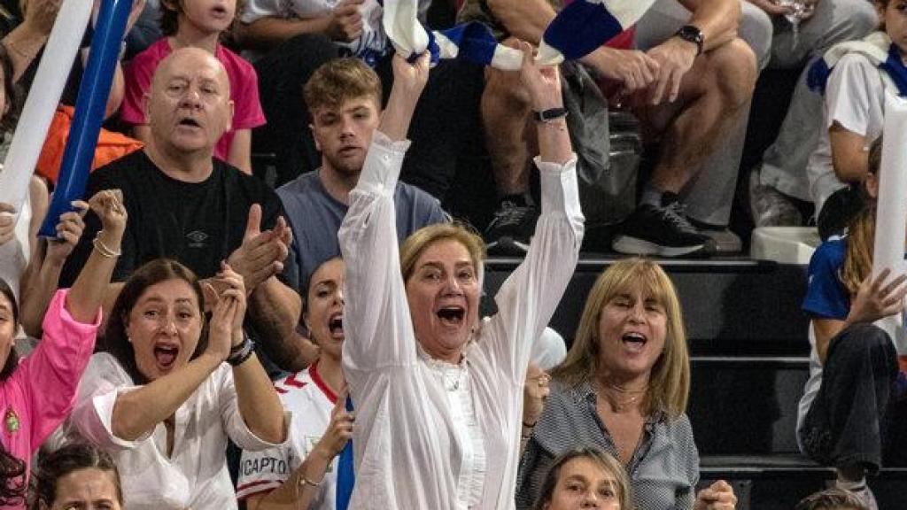La infanta Cristina anima a su hijo Pablo Urdangarin durante uno de sus partidos de balonmano.