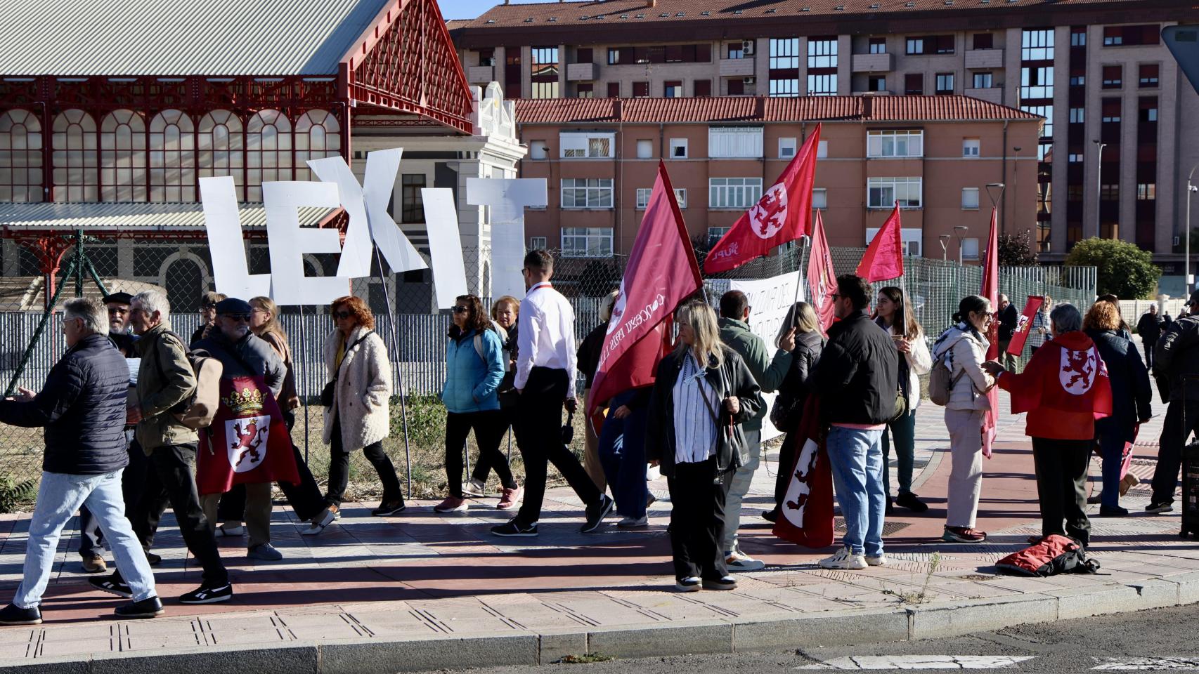Manifestantes a la llegada de Pedro Sánchez a León.