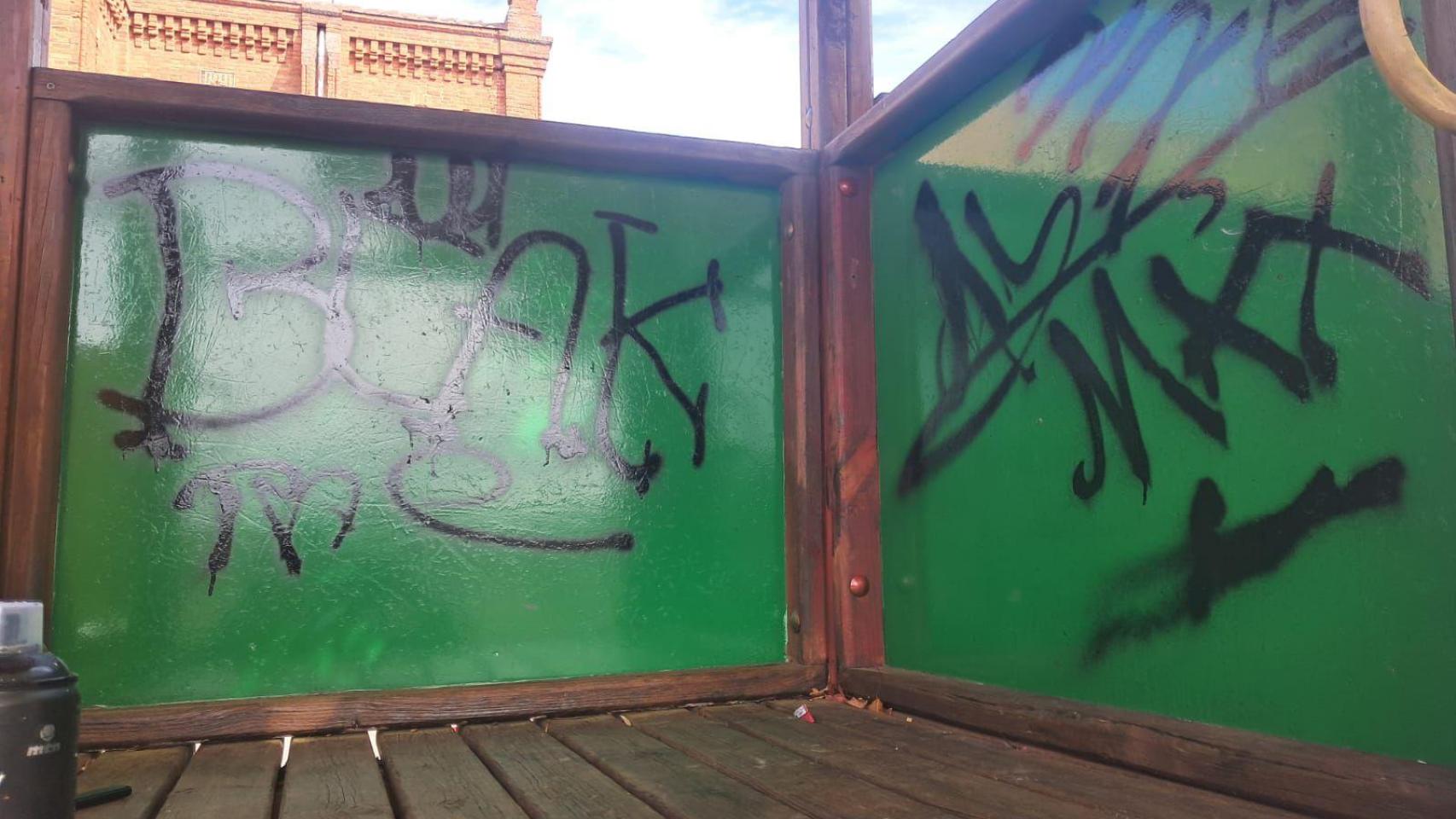 Pintadas en los columpios de Astorga.