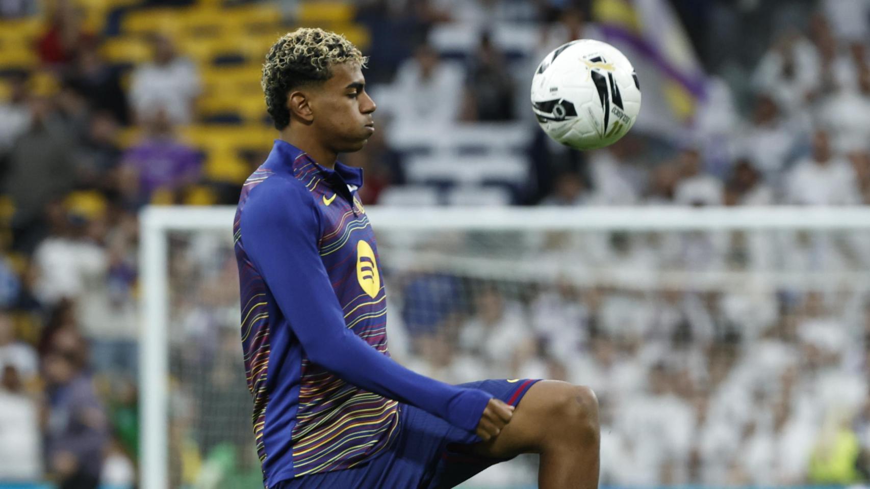 Lamine Yamal realiza los ejercicios de calentamiento antes del partido.