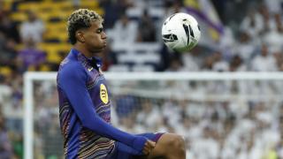 Lamine Yamal realiza los ejercicios de calentamiento antes del partido.