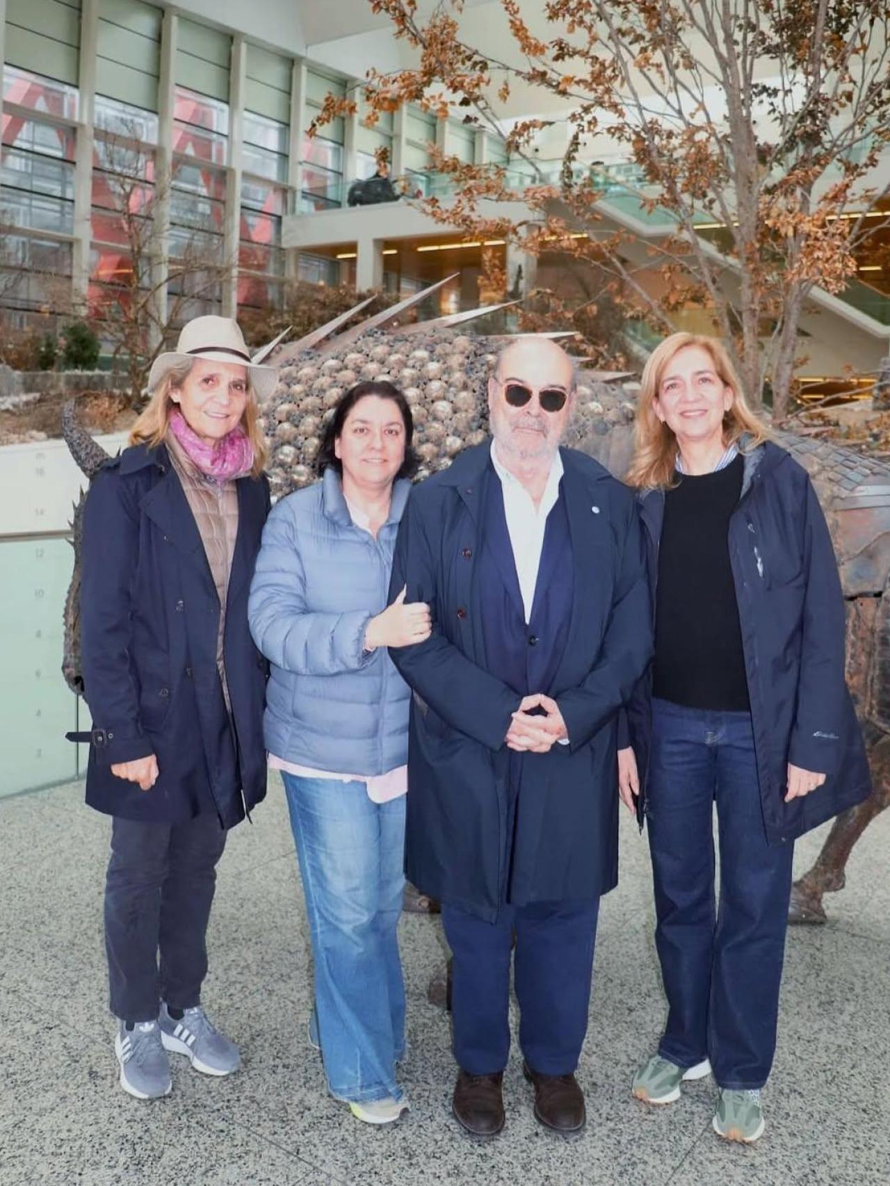 Antonio Resines y su esposa, Ana Pérez-Lorente, con las infantas Elena y Cristina durante su visita al Museo de la Evolución Humana.