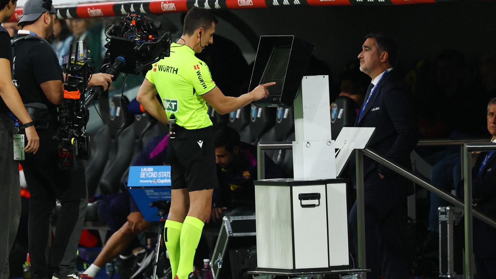 Soto Grado, mirando en el VAR durante El Clásico.