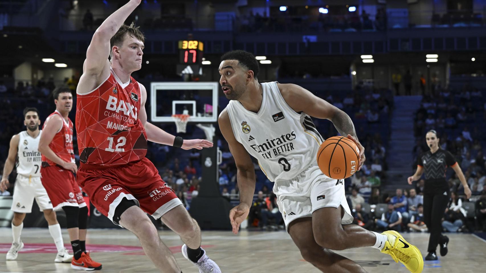 Lyles intenta entrar a canasta ante Steinbergs.