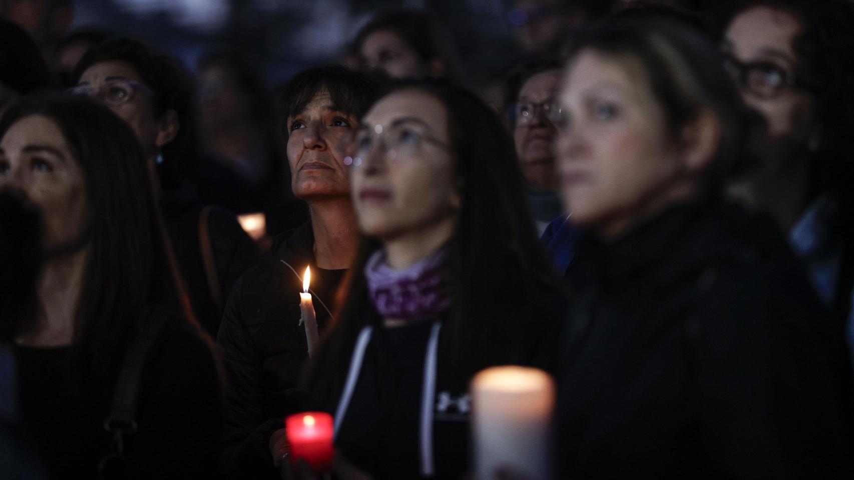 Paiporta, zona cero de la dana, recuerda a las víctimas un año después: una fila de velas ilumina el barranco del Poyo