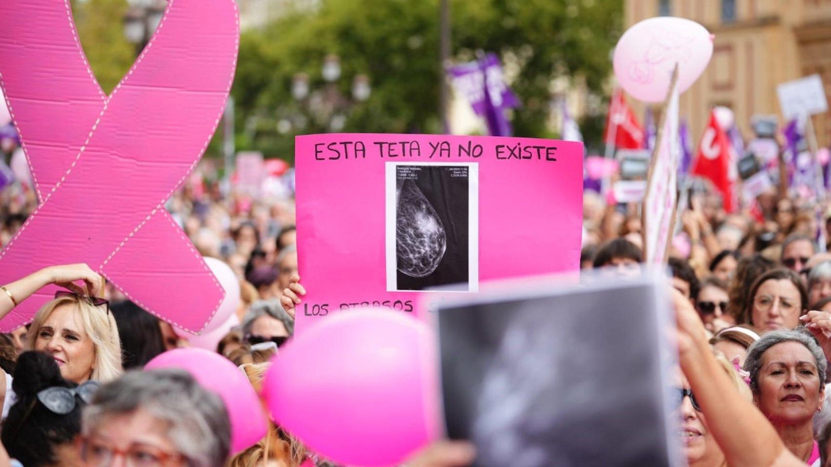 Concentración en San Telmo, Sevilla, por los fallos en el cribado del cáncer de mama.