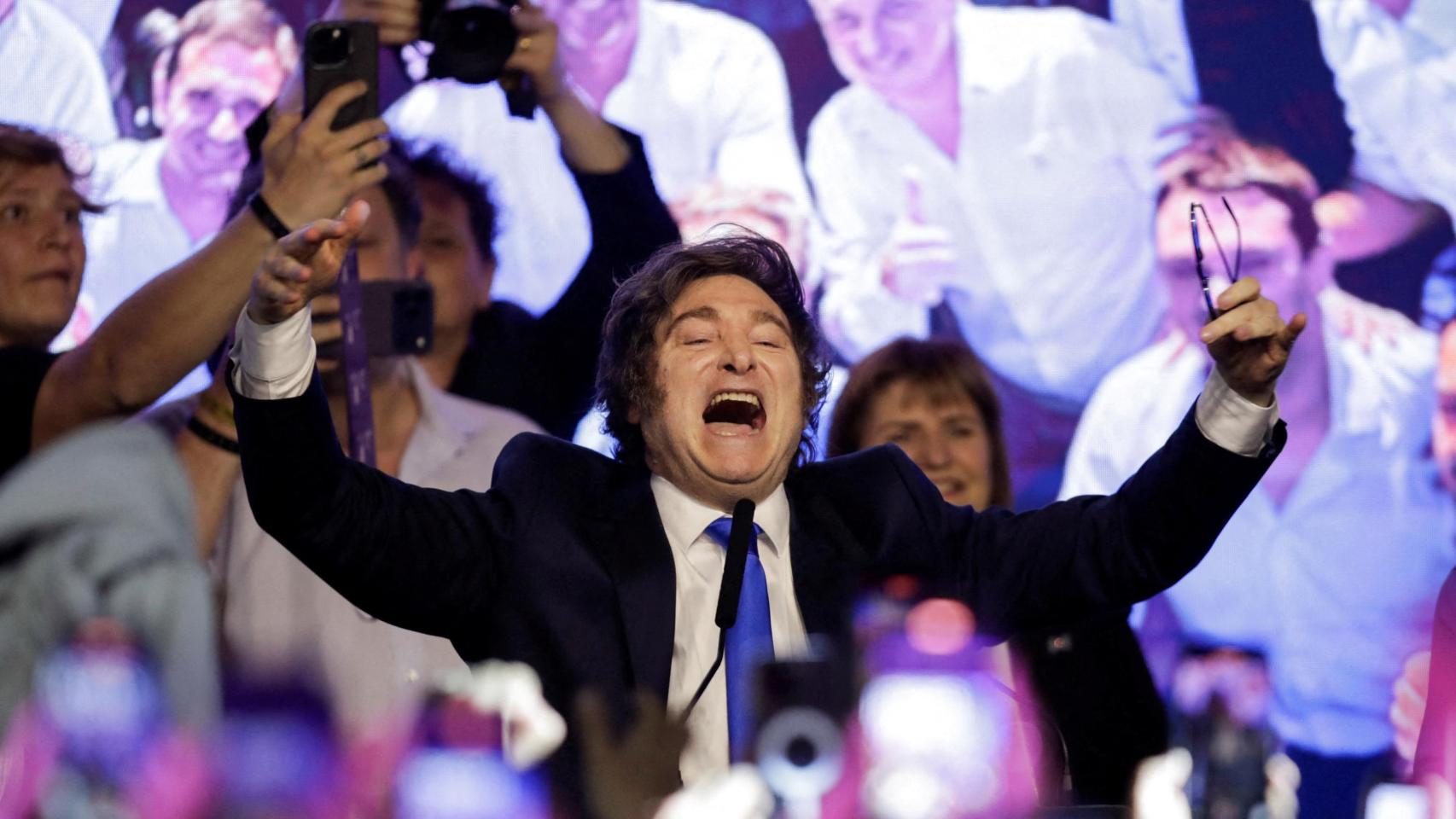 Javier Milei celebra la victoria en las elecciones legislativas, en Buenos Aires.