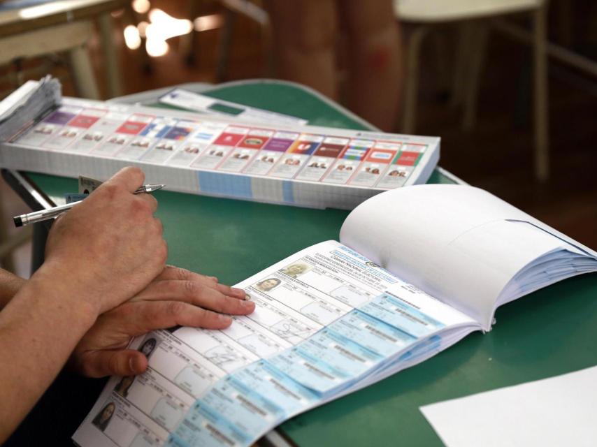 A person votes this Sunday, in La Plata (Argentina).