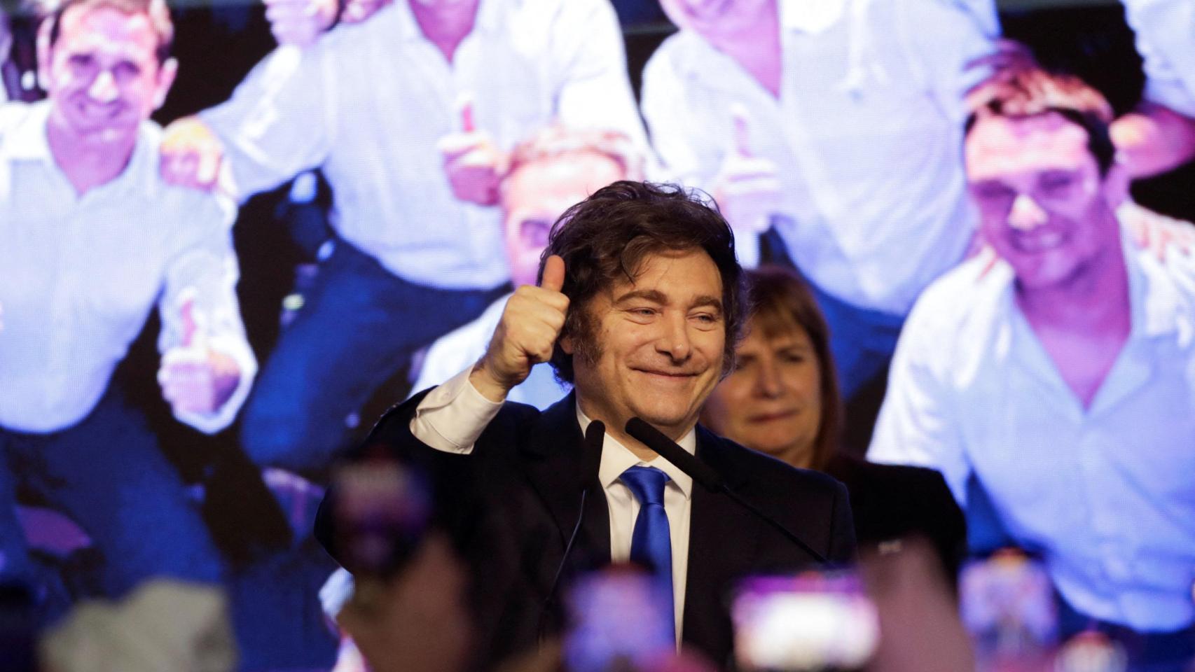 Javier Milei celebra la victoria de su partido en las legislativas argentinas.