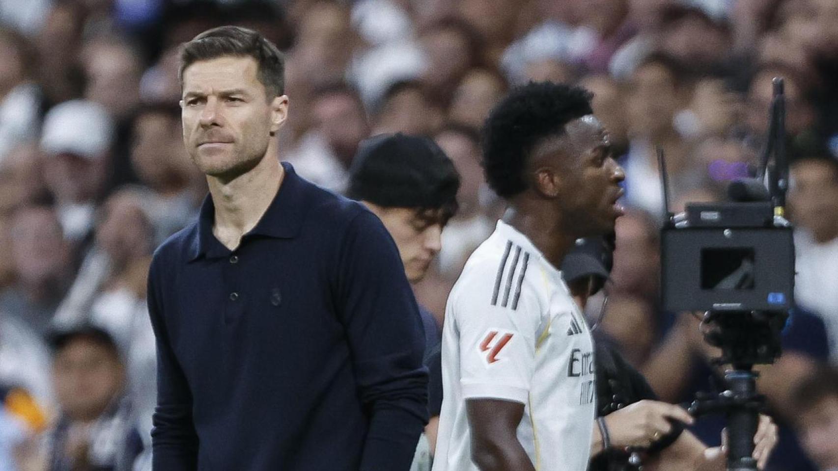 Xabi Alonso y Vinicius, cruzándose tras el momento del cambio en El Clásico