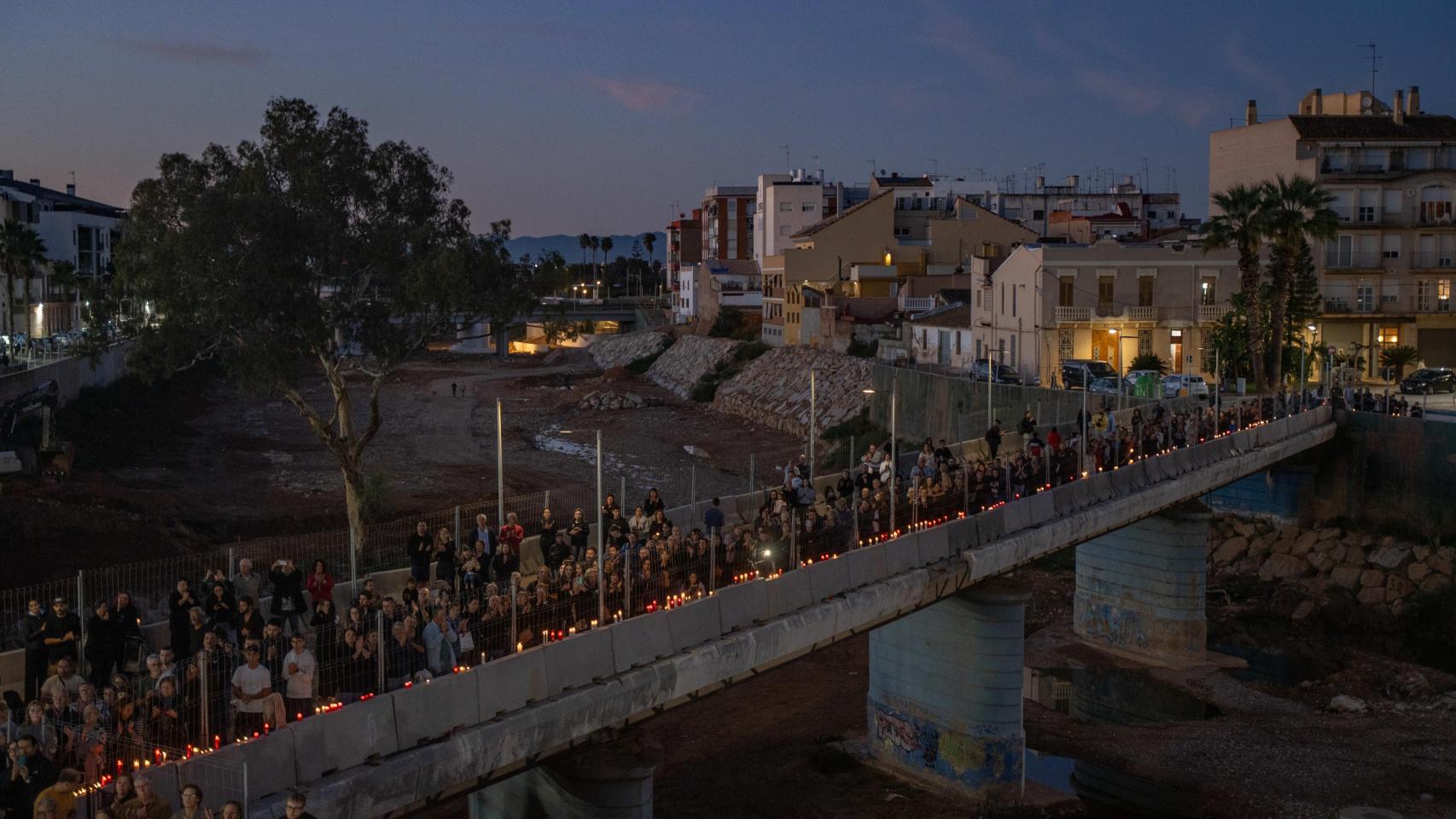 Decenas de personas encienden velas a lo largo de la rambla del Poyo para mantener viva la memoria de los fallecidos en la dana. Europa Press / Jorge Gil
