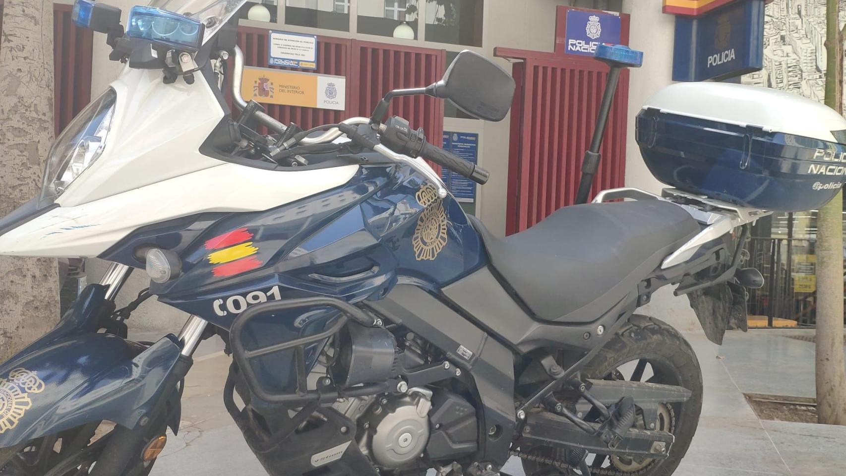 Una moto de la Policía Nacional en el Centro de Málaga.