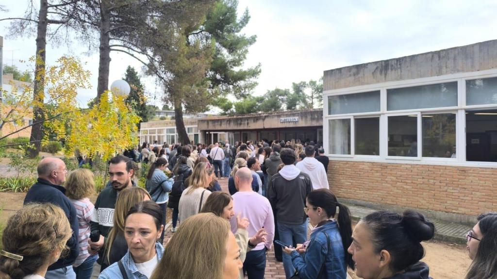 Numerosos aspirantes accediendo a uno de los pabellones del IES Universidad Laboral tras la apertura de puertas.