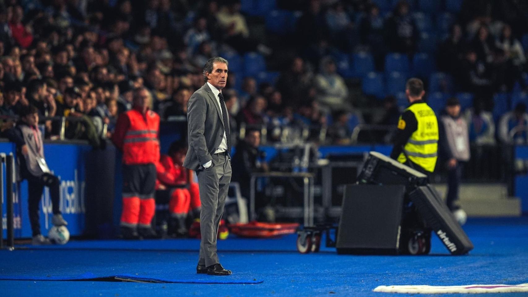 El entrenador del Valladolid, Guillermo Aldama, en Riazor.