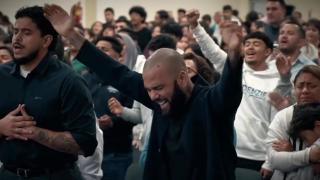 Dani Alves, durante la congregación religiosa en una iglesia de Girona