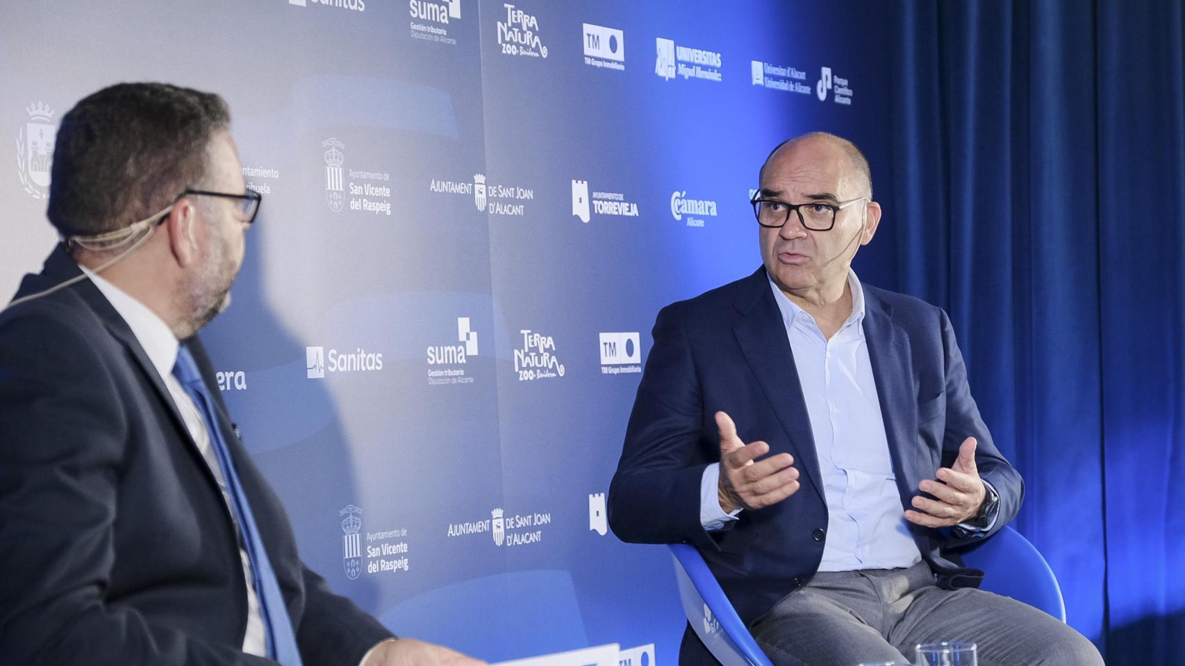 El director del Centro de Inteligencia Digital de Alicante (Cenid), Manuel Palomar, conversa con el delegado de EL ESPAÑOL de Alicante, Héctor Fernández.