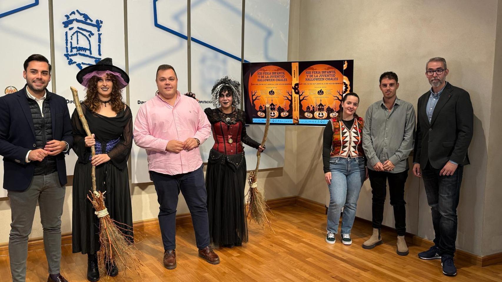 El diputado de Empleo, Desarrollo Económico y Reto Demográfico, Roberto Migallón, junto con el alcalde de Cigales, Jaime Rodríguez Ferrero, y el concejal de Festejos y Juventud, Pablo Centeno, en la presentación de la XIII Feria del Niño y la Juventud y Halloween