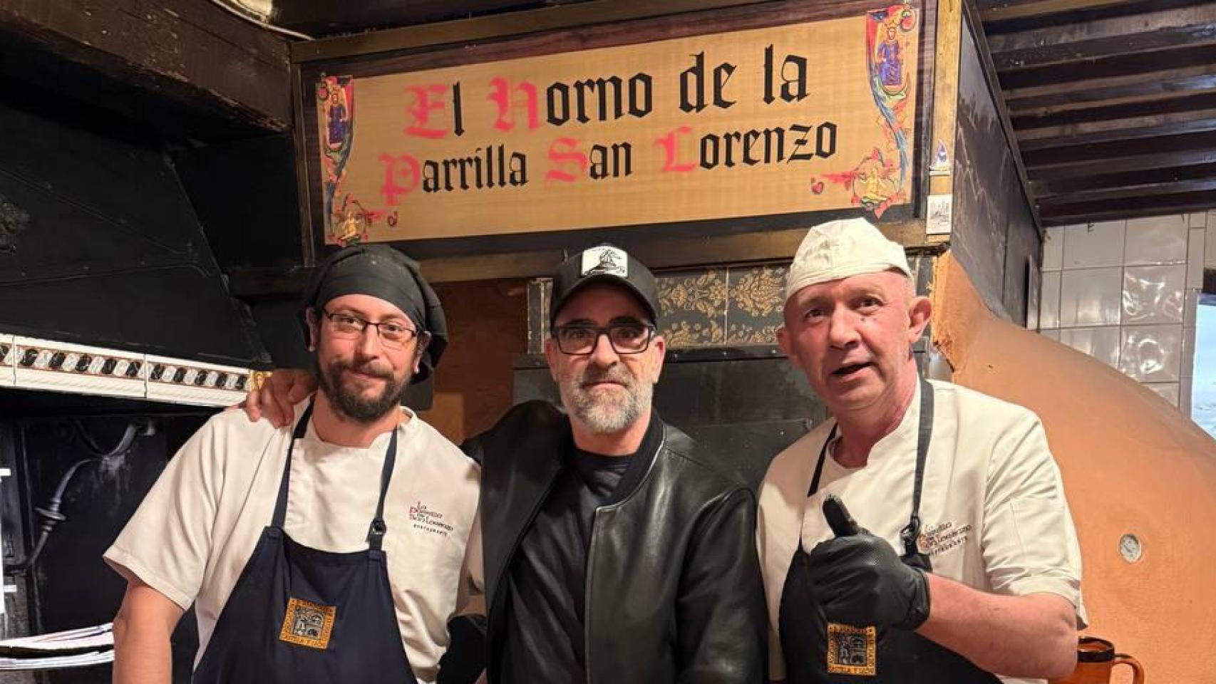 Luis Tosar posa junto a los fogones de la Parrilla de San Lorenzo